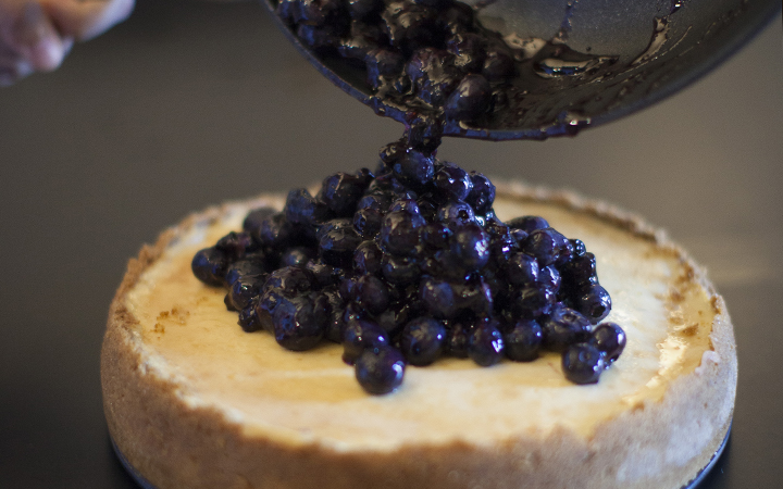 Cannabis-infused blueberry cheesecake: adding the topping